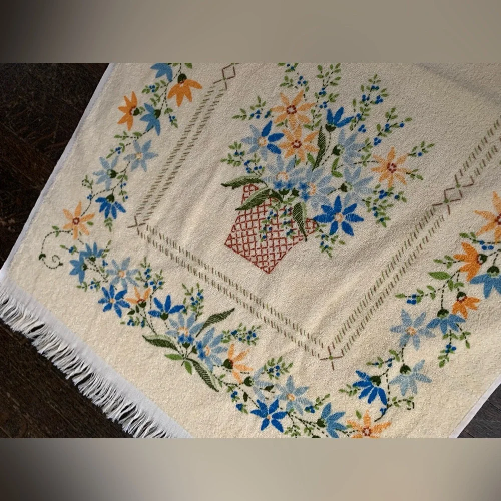 Vtg Lady Pepperell Flower Basket Floral Bath Towel 70s Grannycore Fringe